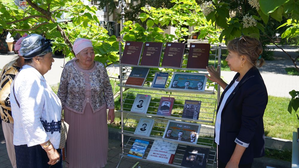 31 мамыр – Саяси қуғын-сүргін және ашаршылық құрбандарын еске алу күніне орай «Тар жол тайғақ кешкен» атты ашық аспан астында кітап көрмесі өтті.